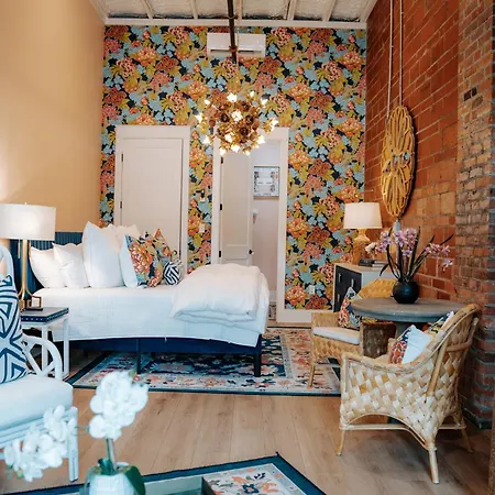 The Pink Room Luxury Boutique Escape One Mile To The Beach Near Cruise Ports-3